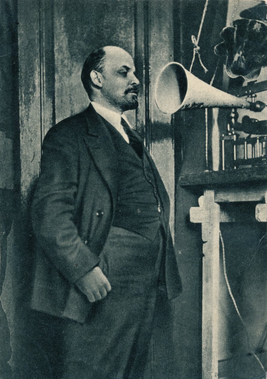 Russischer Bolschewikenführer Wladimir Lenin bei einer Radioaufnahme im Kreml, Moskau, Russland, 1919 von Unbekannt