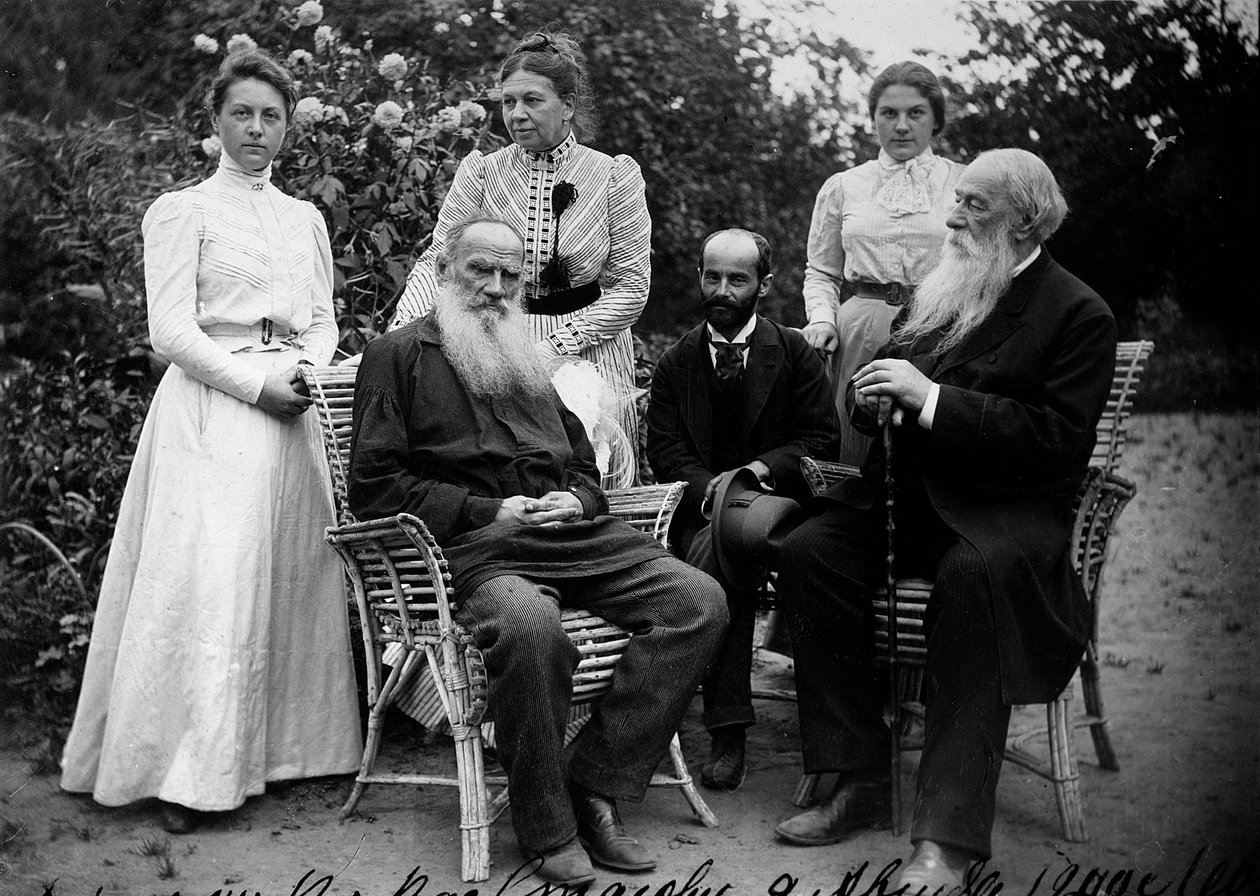 Russischer Autor Leo Tolstoi mit Besuchern, Jasnaja Poljana, Russland, späte 19. oder frühes 20. Jahrhundert von Unbekannt