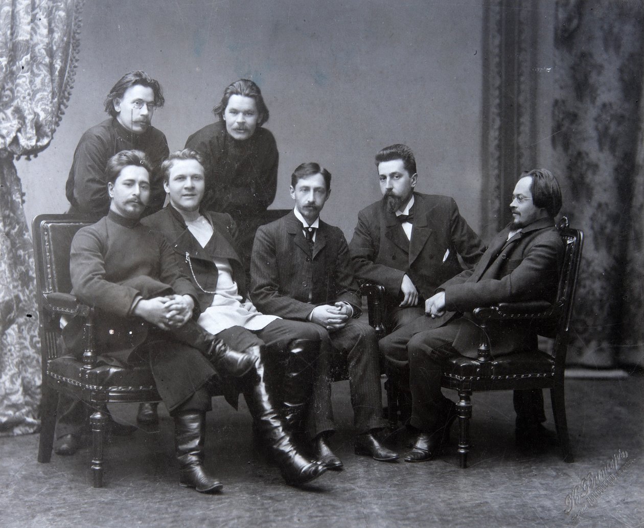 Der russische Autor Maxim Gorki in der Sreda-Mittwochs-Literaturgruppe, 1902 von Unbekannt
