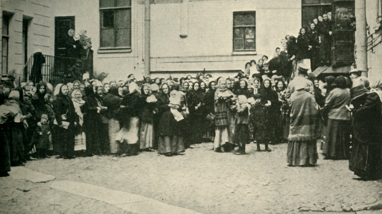 Russische Soldatenfrauen warten auf Nachrichten von der Front..., Erster Weltkrieg, 1915, ca. 1920 von Unbekannt