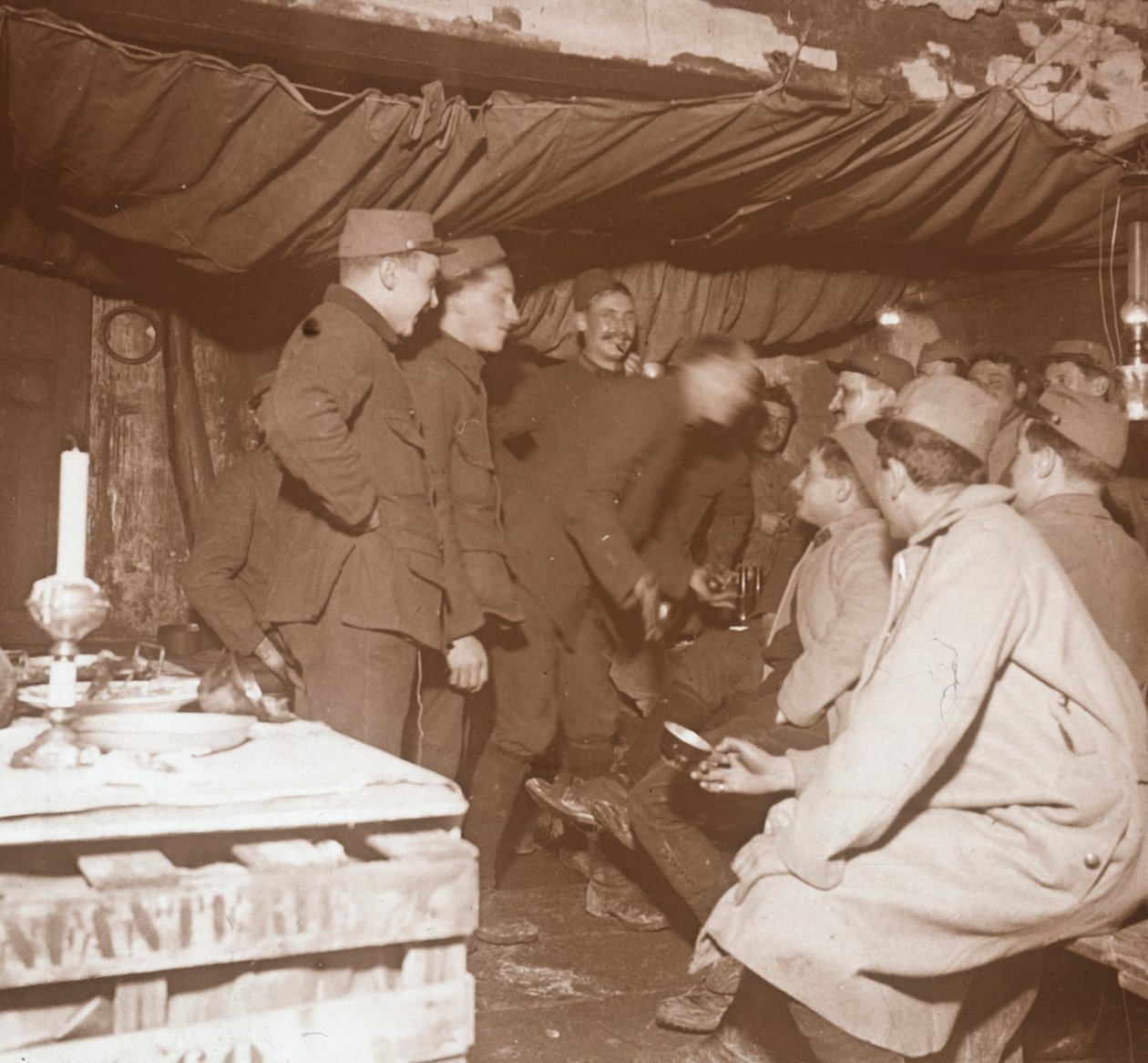 Soldaten in einem Unterstand, Genicourt, Nordfrankreich, um 1914-1918 von Unbekannt