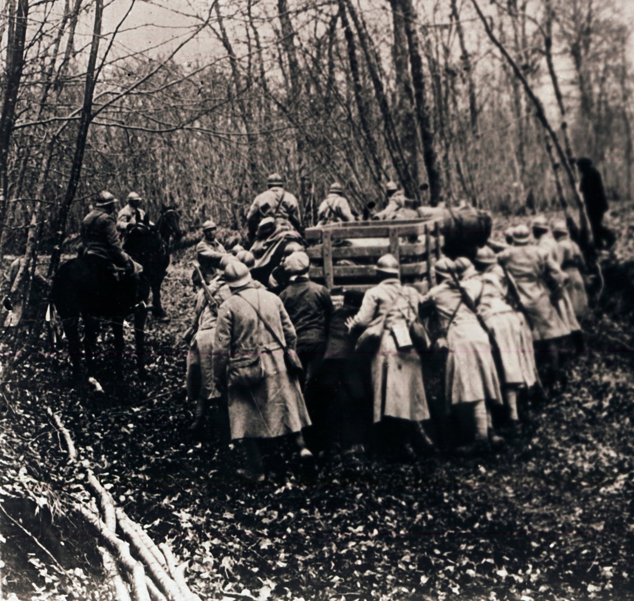 Soldaten im Wald, um 1914 von Unbekannt