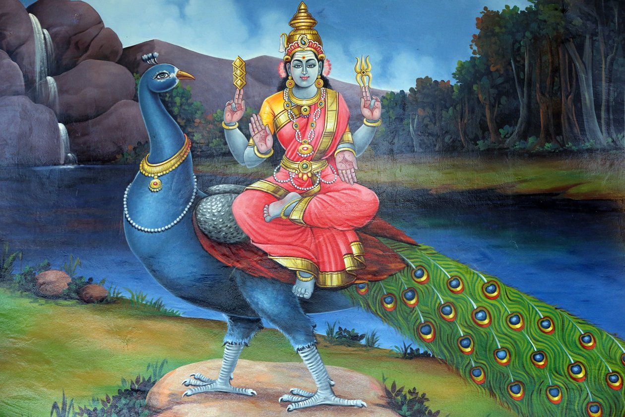 Sri Mariamman Hindu Tempel. Sri Gowmari mit Pfau, Symbol von Subramanyan. Singapur von Unbekannt