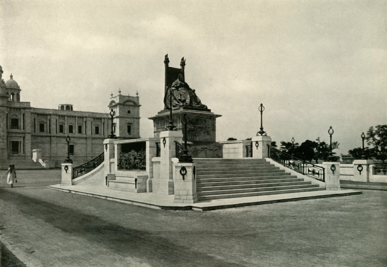 Statue von Königin Victoria vor der Victoria Memorial Hall, 1925 von Unbekannt