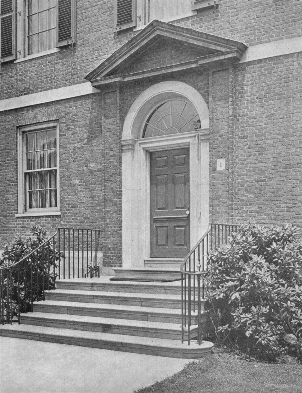 Straßentür zum Haus von Mrs. WK Vanderbilt, New York City, 1924 von Unbekannt