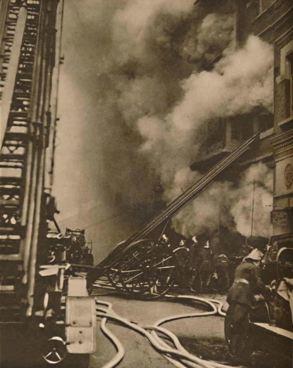 Brandbekämpfung in einer engen Stadtstraße, ca. 1935 von Unbekannt
