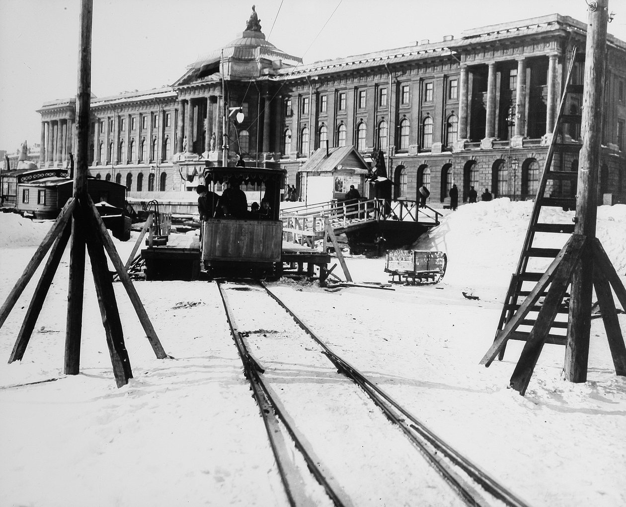 Vorortbahnhof vor der Kunstakademie, St. Petersburg, Russland, c1896-c1898 von Unbekannt