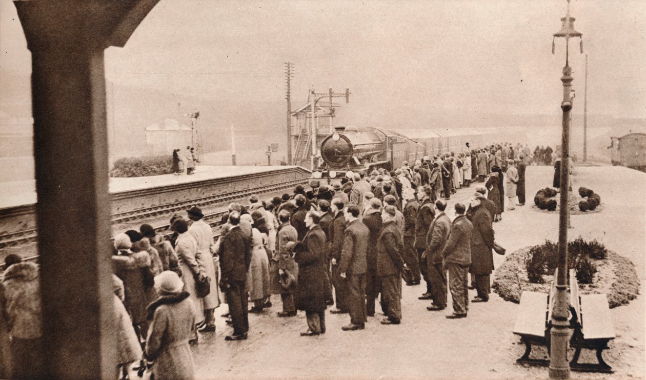 Mitfühlendes Interesse am königlichen Beerdigungszug am Bahnhof Welwyn, 1936 von Unbekannt