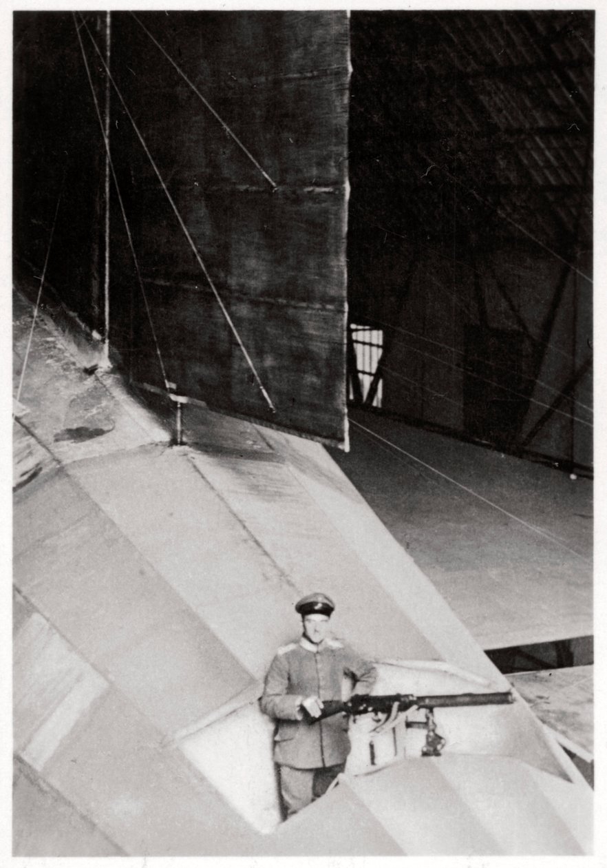 Heckschütze eines deutschen Zeppelin-Luftschiffs, Erster Weltkrieg, 1914-1918, 1933 von Unbekannt