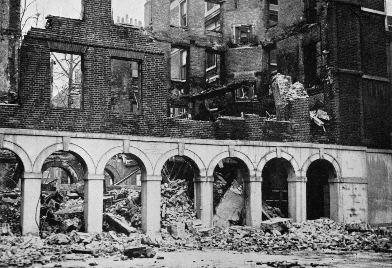 Die Kreuzgänge im Tempel nach dem Brand, 1941 von Unbekannt