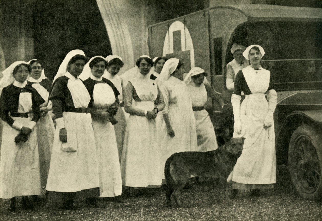 Die Herzogin von Westminster mit Krankenschwestern, Le Touquet, Erster Weltkrieg, 1914, um 1920 von Unbekannt