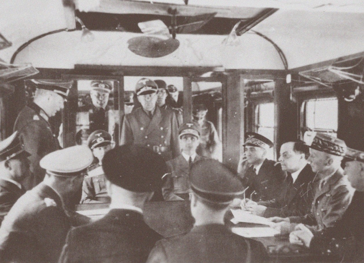 Die deutschen und französischen Delegationen in einem Eisenbahnwaggon in Compiègne zur Unterzeichnung der Kapitulation Frankreichs von Unbekannt