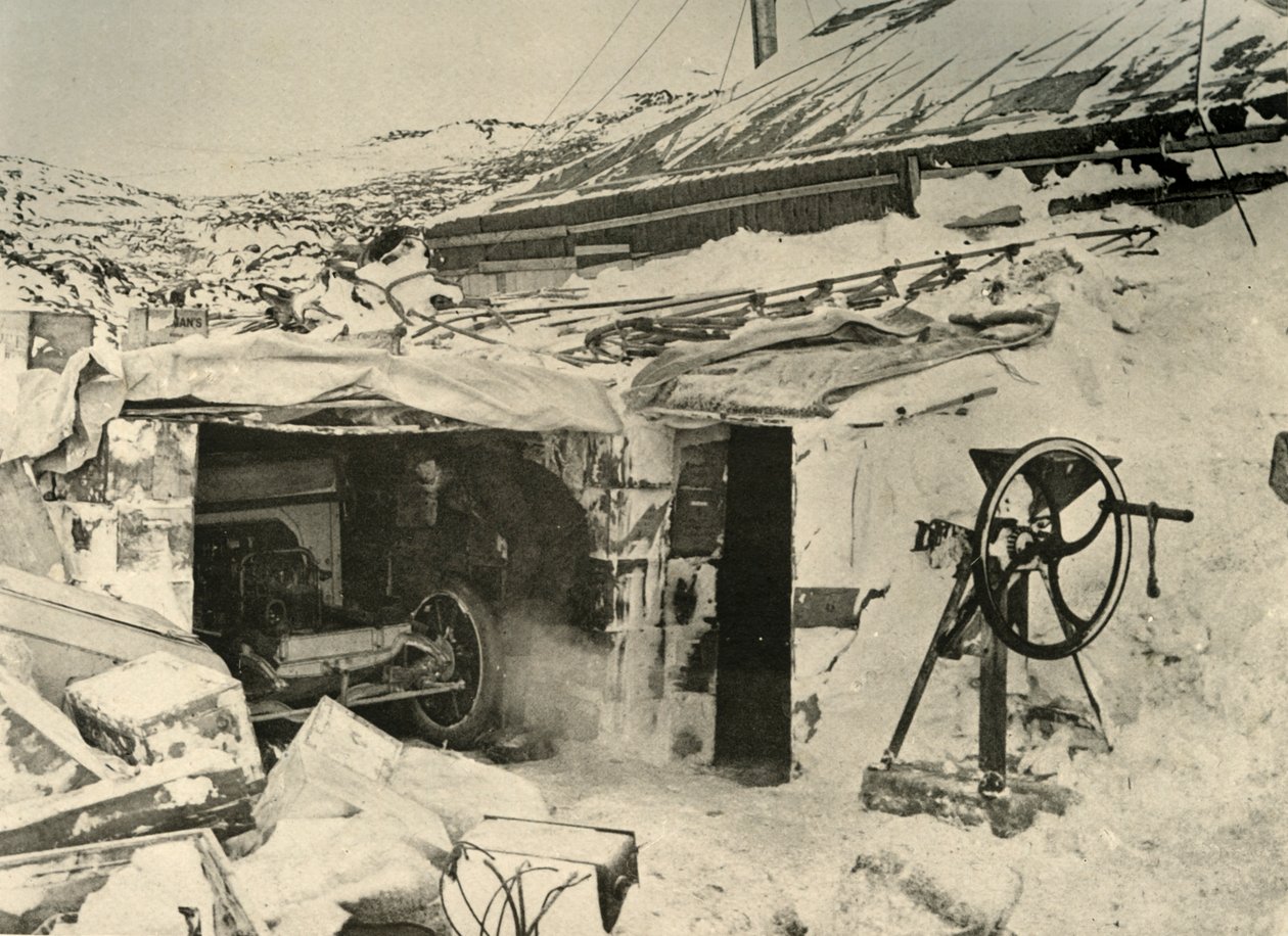 Das Auto in der Garage und der Maisbrecher rechts, um 1908, 1909 von Unbekannt
