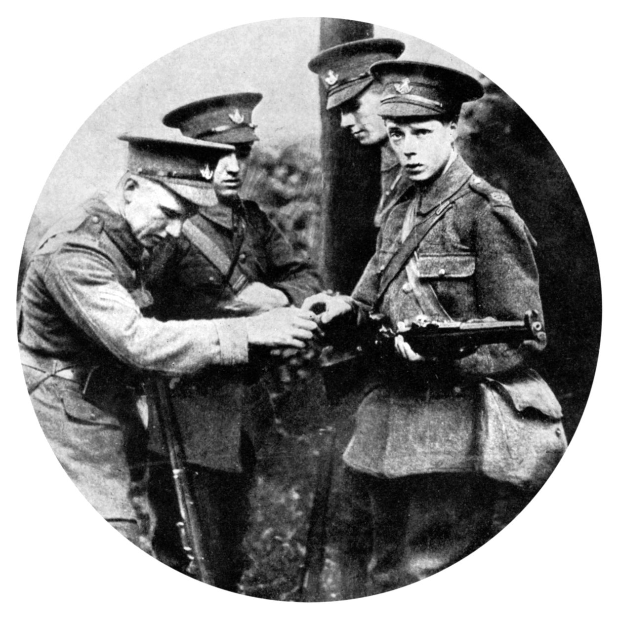 Der Prinz von Wales lädt ein Gewehr bei den Grenadieren, Erster Weltkrieg, 1914 von Unbekannt