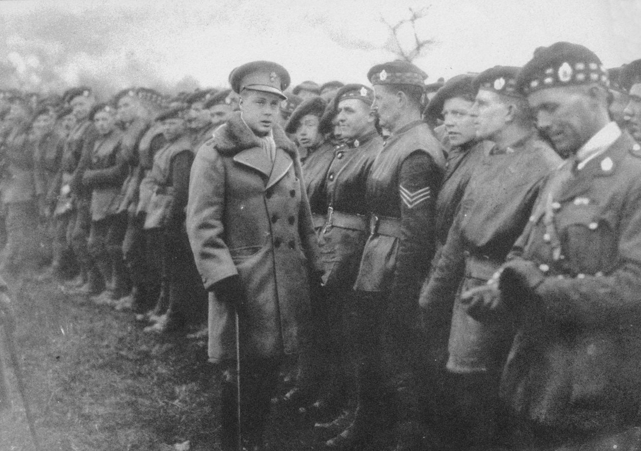 Der Prinz von Wales spricht mit einem britischen Soldaten an der Front, Erster Weltkrieg von Unbekannt