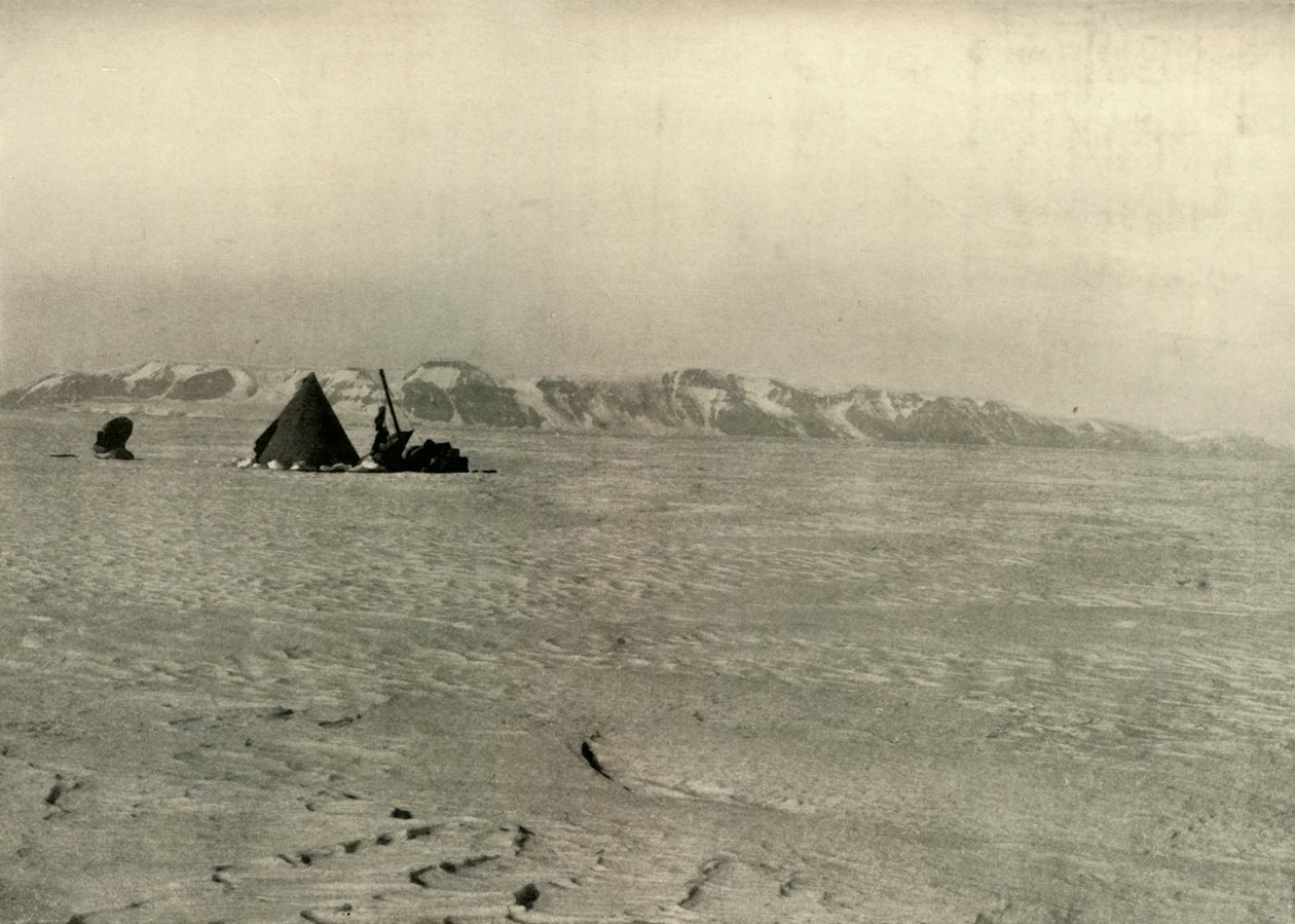 Das Queen Alexandra-Gebirge, fotografiert auf dem Weg hinunter zum Gletscher, ca. 1908, 1909 von Unbekannt