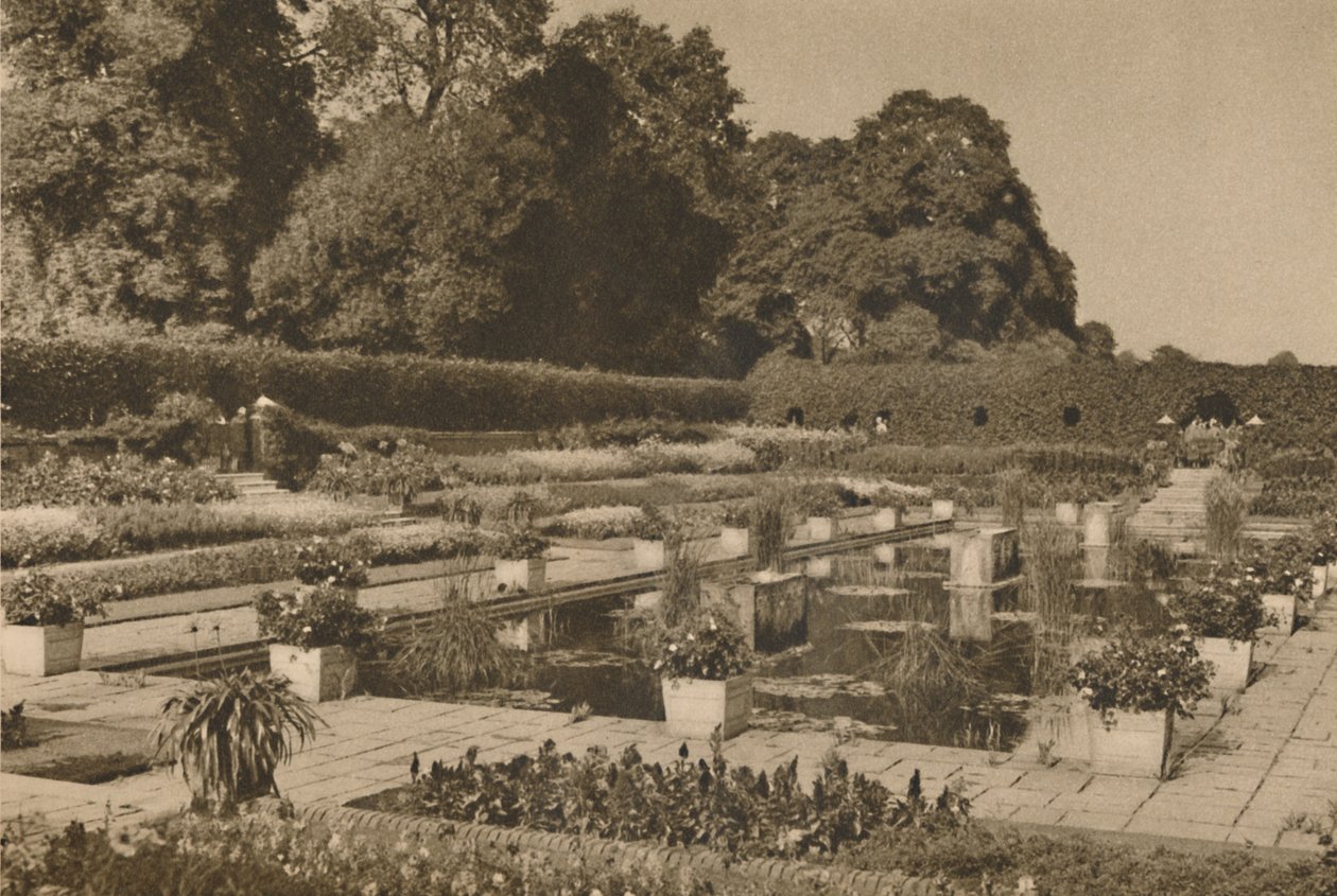 Die Ruhe des niederländischen Gartens im Kensington-Palast, bewacht von verschlossenen Toren, 1935 von Unbekannt