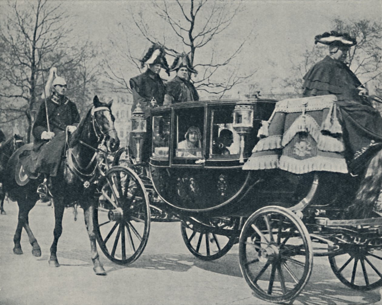 Das Königspaar kehrt von der Abtei zurück, 1923, 1937 von Unbekannt