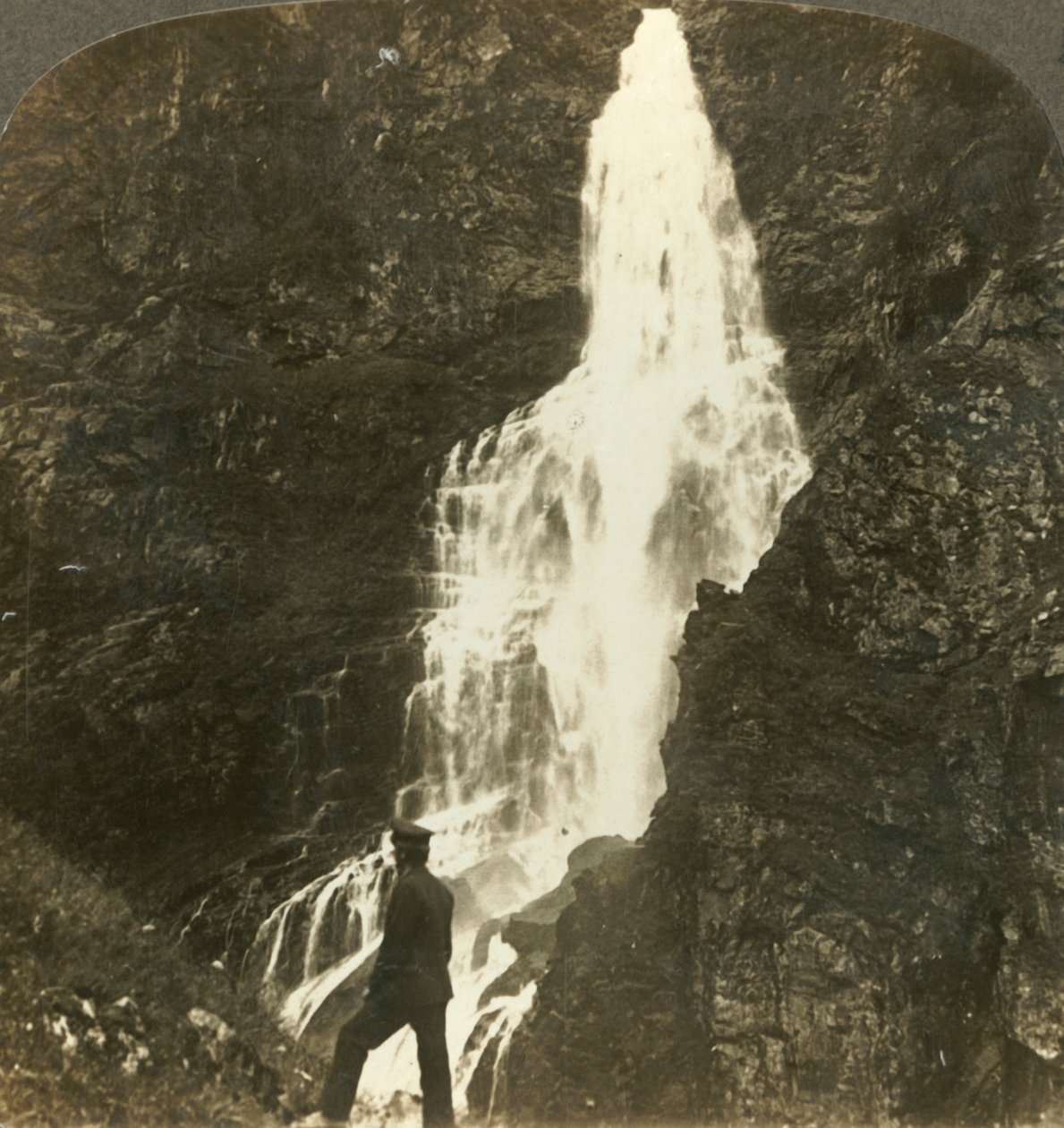 Die Sevle-Fälle, spritzend und sprudelnd, in der Nähe des Stalheims Hotels, Naerodal, Norwegen, um 1905 von Unbekannt