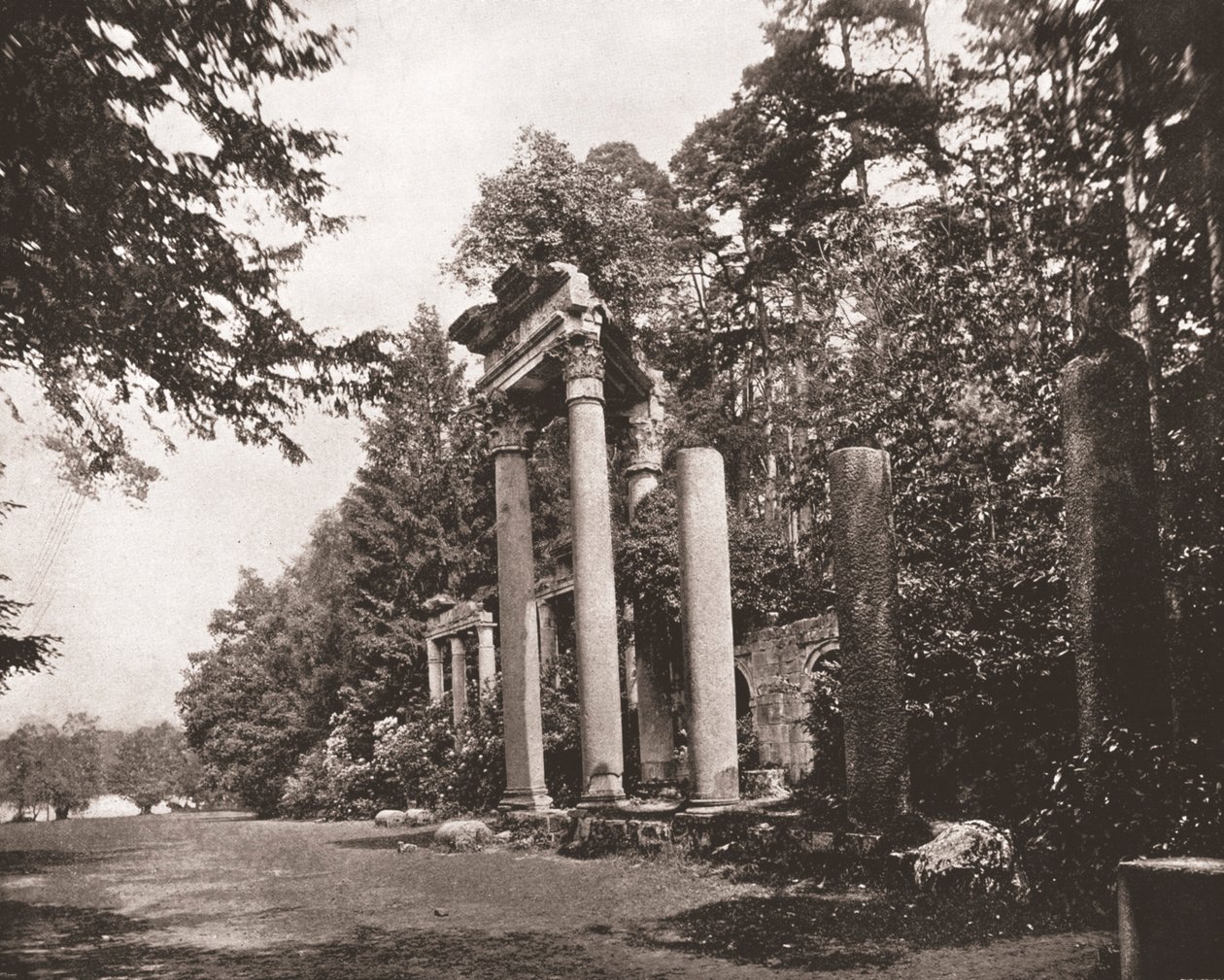 Der Tempel des Augustus in Virginia Water, Surrey, 1894 von Unbekannt