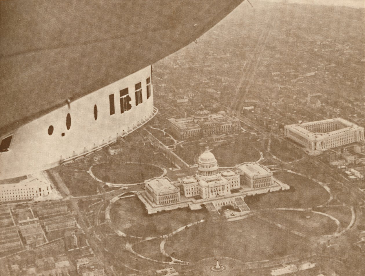 Das US-Luftschiff Los Angeles im Flug über Washington von Unbekannt