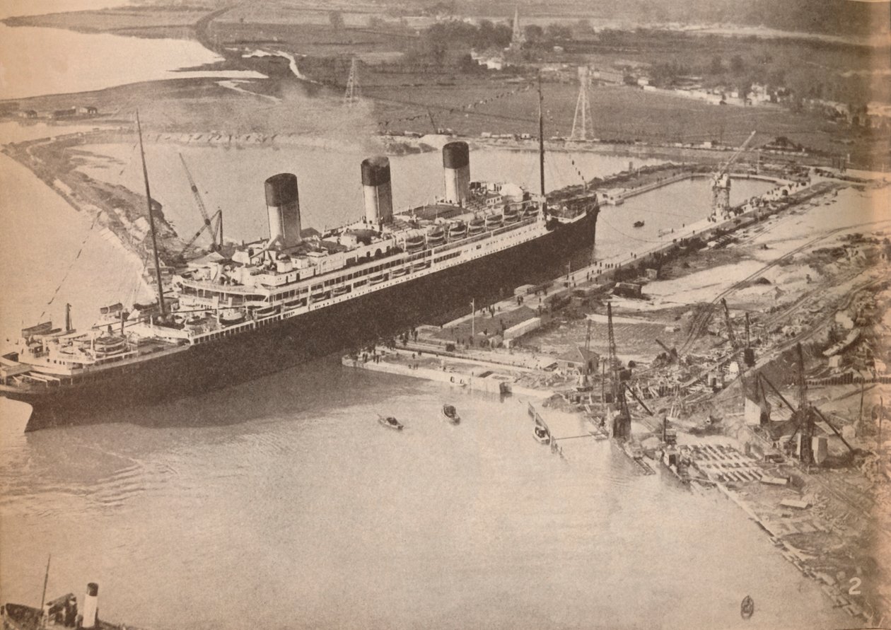 Der White Star Liner Majestic fährt in das größte Trockendock der Welt in Southampton ein, ca. 1934, 19 von Unbekannt