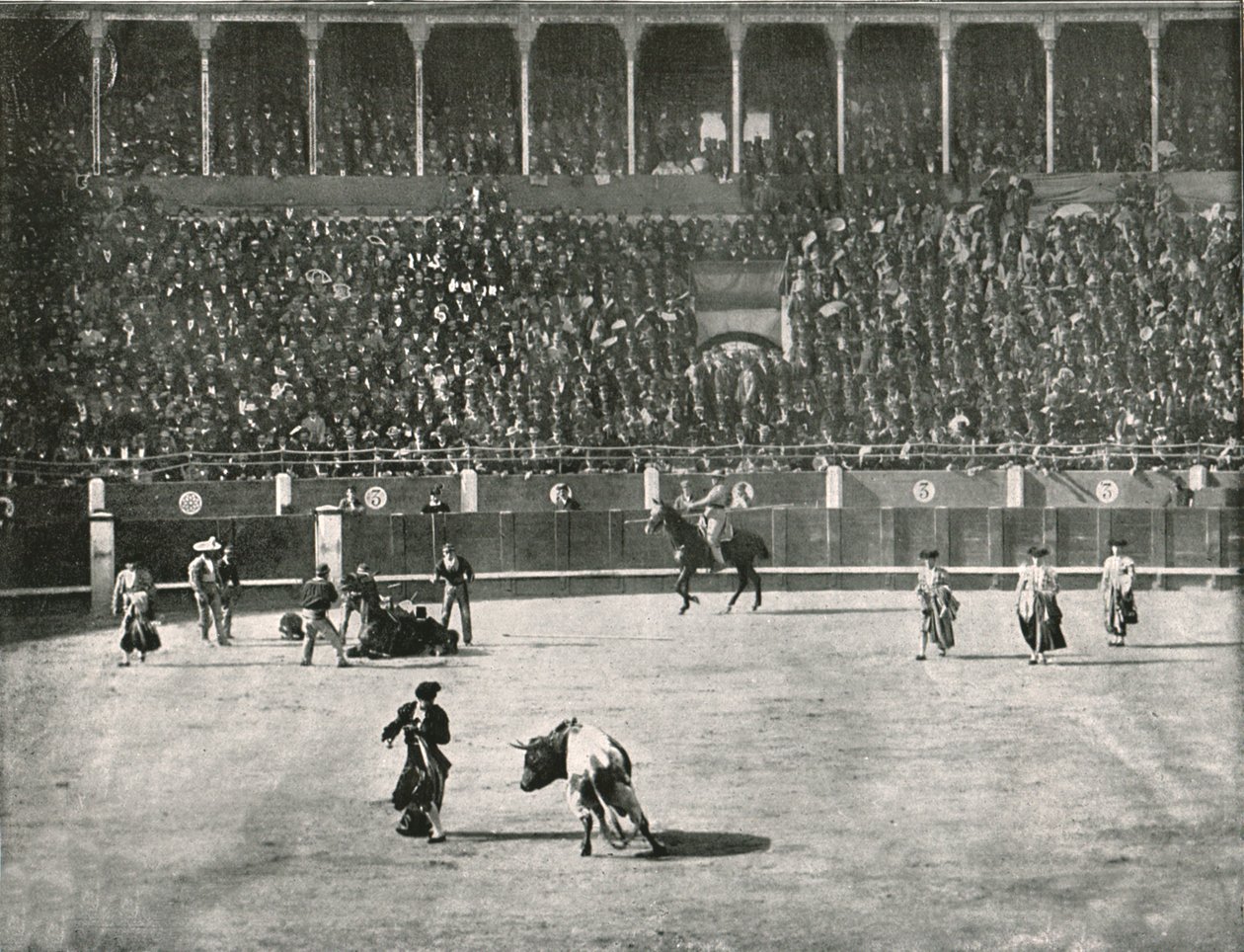 Das Innere der Stierkampfarena, Madrid, Spanien, 1895 von Unbekannt