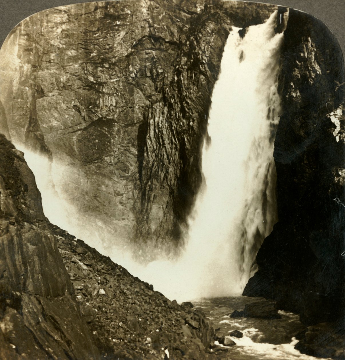 Die brodelnden Wasser des mächtigen Voringfos, einer der größten Wasserfälle Norwegens, ca. 1905 von Unbekannt