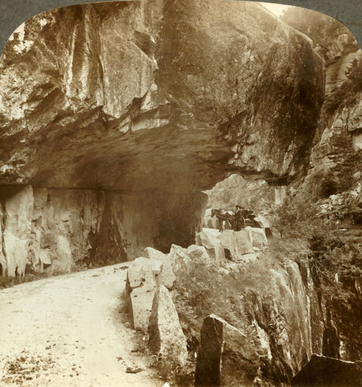 Die wunderbare Bratlandsdal-Straße, durch Felswände aus massivem Fels gesprengt, Norwegen, ca. 1905 von Unbekannt