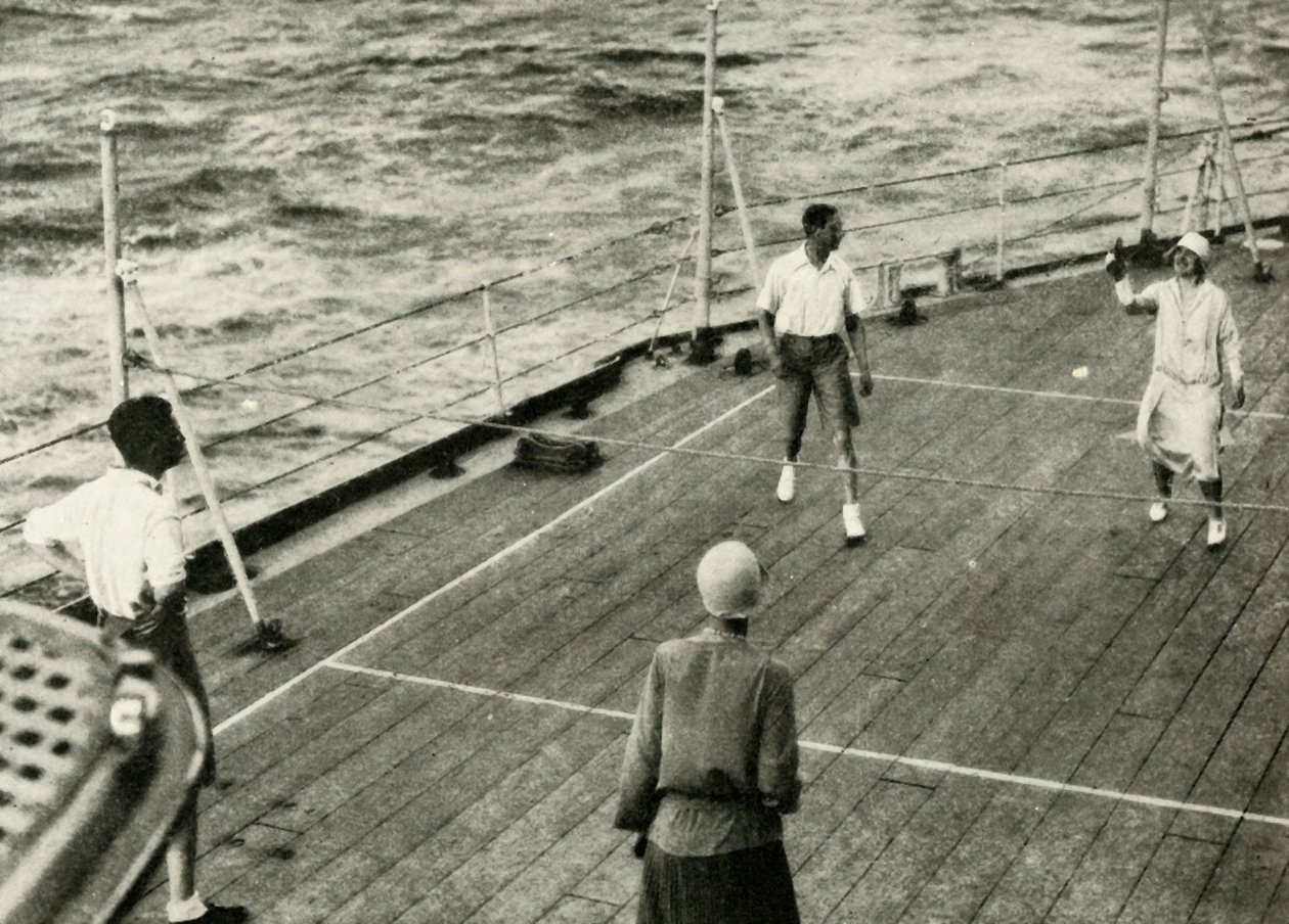Ihre Majestäten bei einem Spiel von Deck Quoits auf dem Deck der H.M.S. Renown, 1927 von Unbekannt