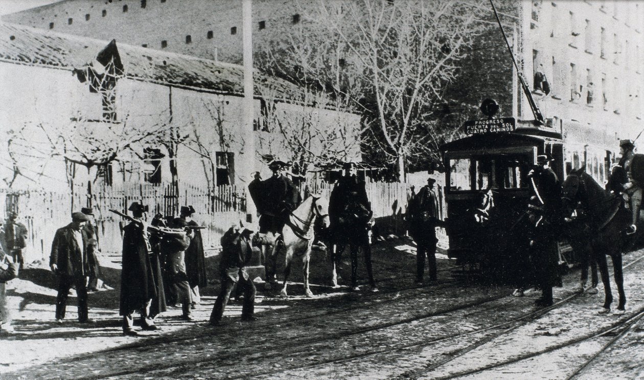 Straßenbahnstreik in Madrid, die Zivilgarde greift Streikende an, die versuchen, eine Straßenbahn zu stoppen, veröffentlicht in der Zeitschrift "Nuevo Mundo", Dezember 1919 (s/w Foto) von Unbekannt