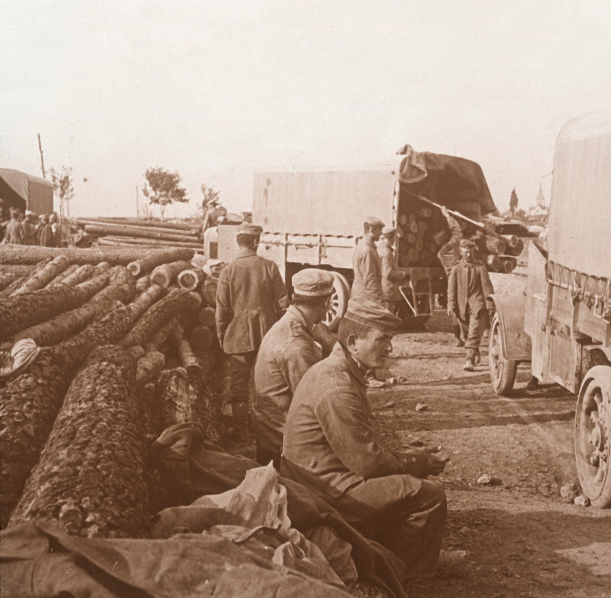 Lastwagen auf der Voie Sacrée, Verdun, Nordfrankreich, ca. 1914-ca. 1918 von Unbekannt