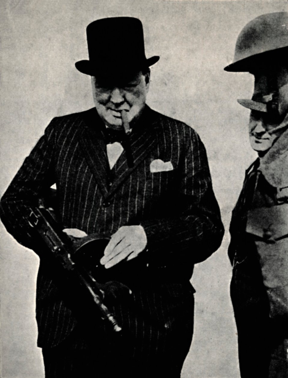 Ausprobieren eines Tommy-Guns, 1940, 1945 von Unbekannt