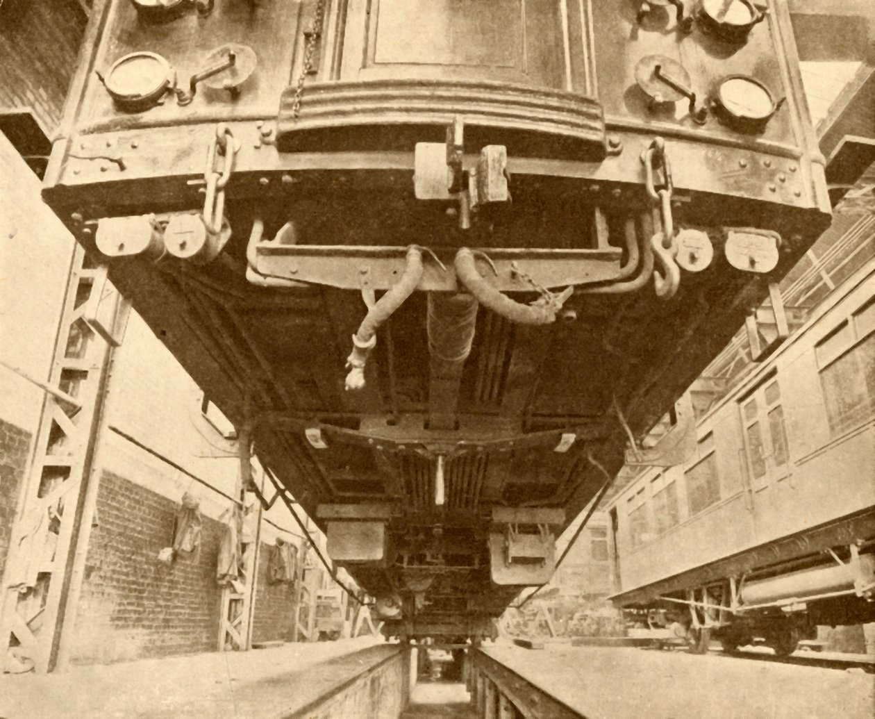 Unter der Erde: Unter einem elektrischen Wagen der District Railway, 1930 von Unbekannt
