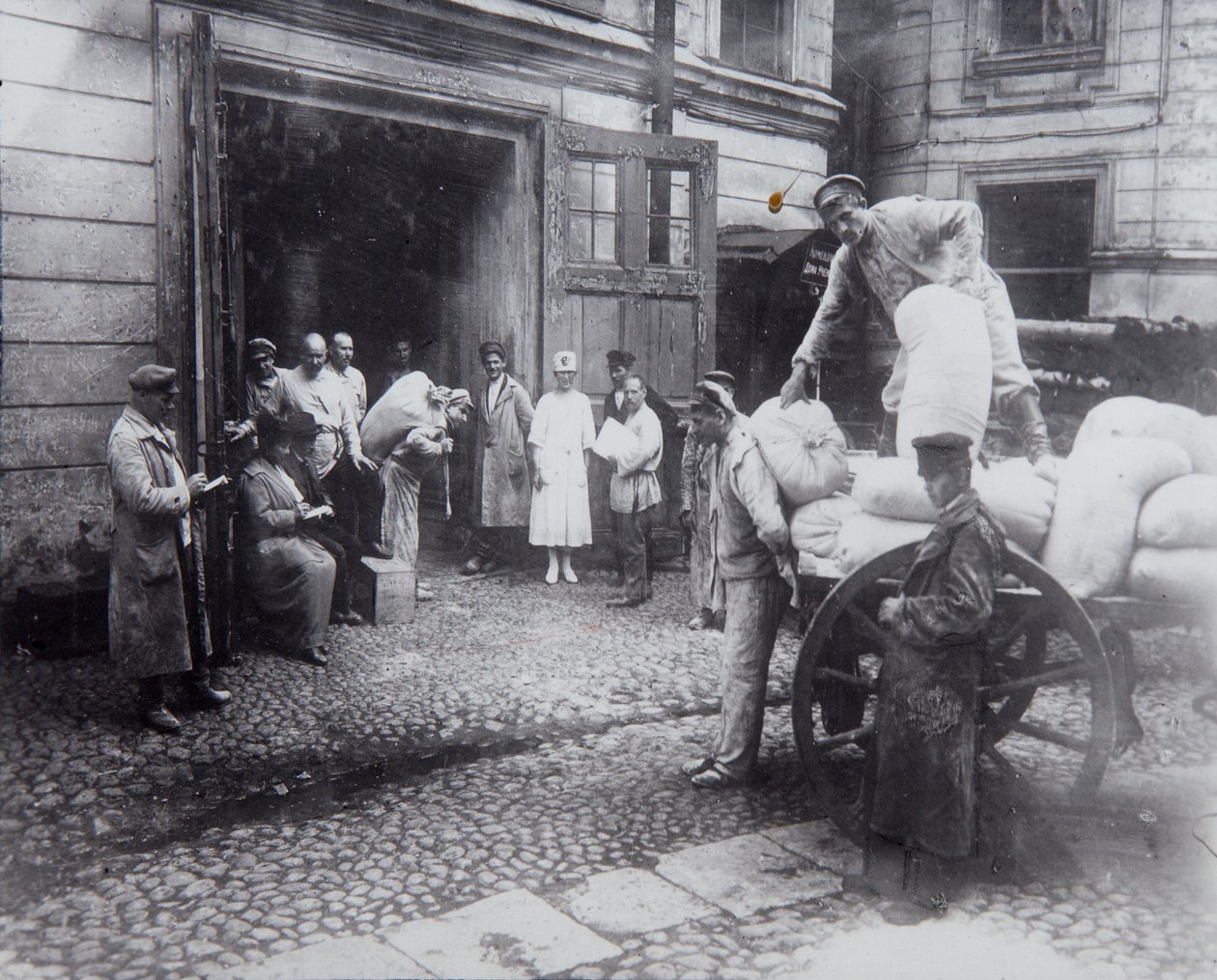 Entladen von Lebensmitteln, das Haus der Wissenschaftler, Petrograd, Russland, um 1920-1924 von Unbekannt
