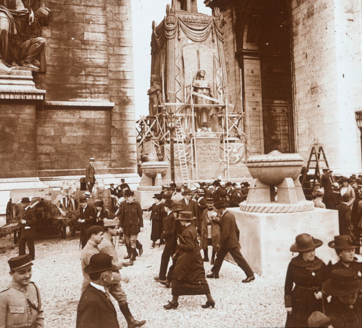 Siegesfeier, Zivilisten am Arc de Triomphe, Paris, Frankreich, Juli 1919 von Unbekannt
