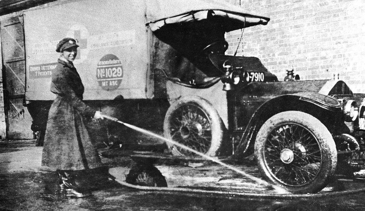 Freiwillige englische Fahrerin wäscht ihren Krankenwagen, Cambridge, Erster Weltkrieg, 1915 von Unbekannt