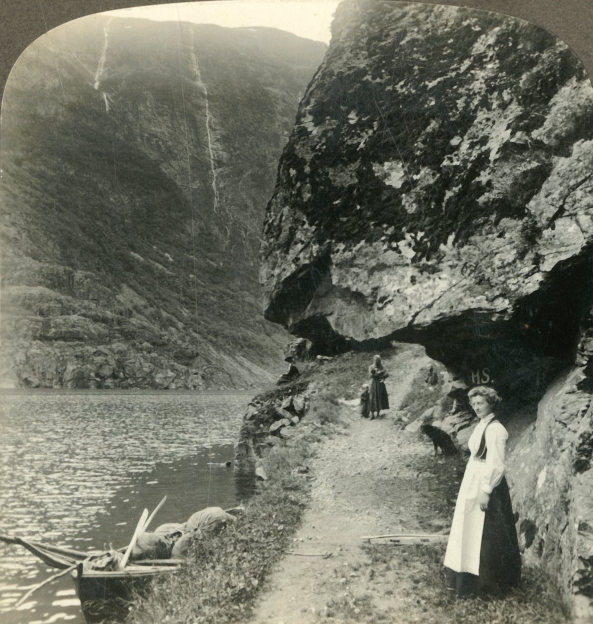 Wo die Straße unter den vorspringenden Klippen am Wasser des Nerofjords, Norwegen, ca. 1905, entlangkriecht von Unbekannt