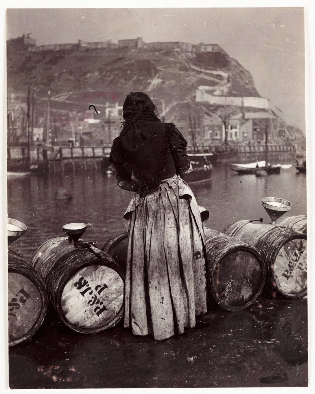 Frau und Fässer, Whitby Hafen, um 1905 von Unbekannt