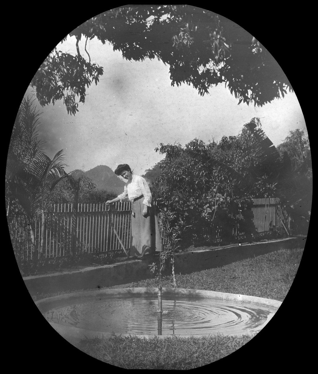Frau an einem Teich in einem Garten, Rio de Janeiro, Brasilien von Unbekannt