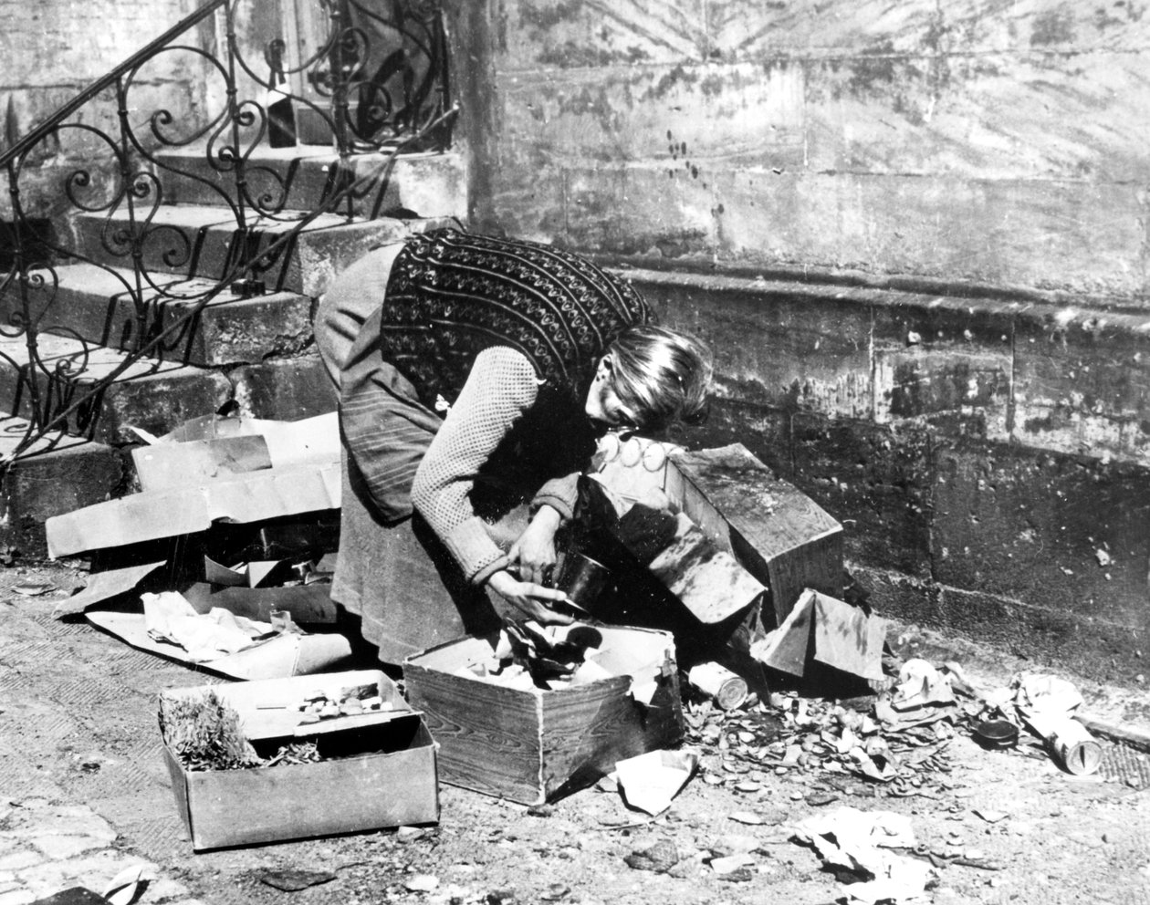 Frau sucht nach Essen, Bayreuth, Deutschland, April 1945 von Unbekannt