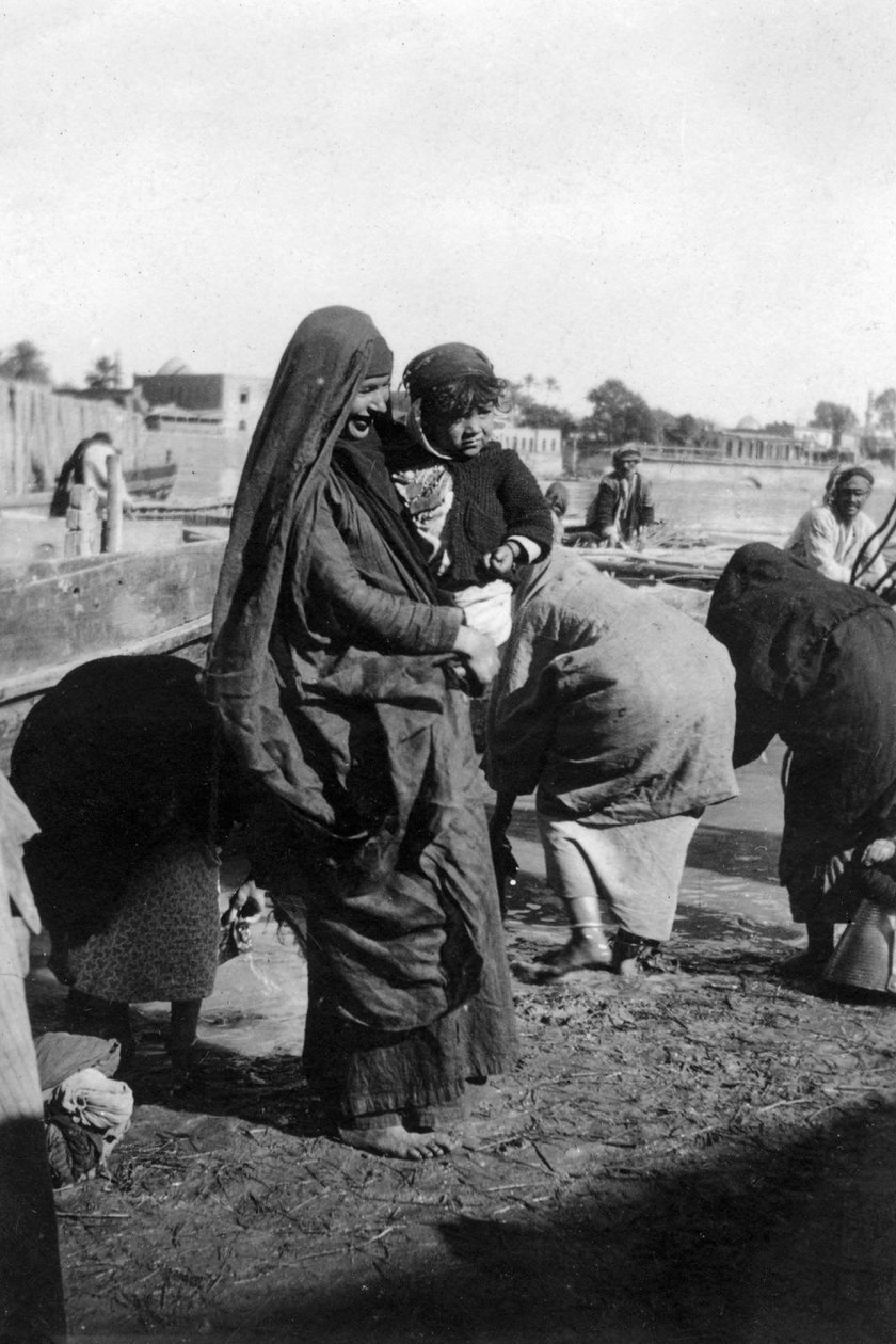 Frauen sammeln Wasser am Tigris, Bagdad, Irak, 1917-1919 von Unbekannt