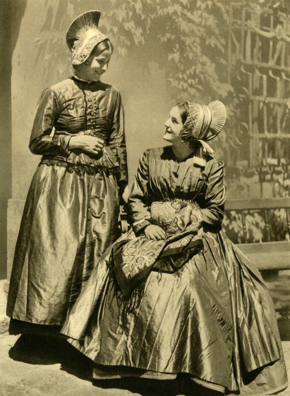 Frauen in traditioneller Tracht, Niederösterreich, ca. 1935 von Unbekannt