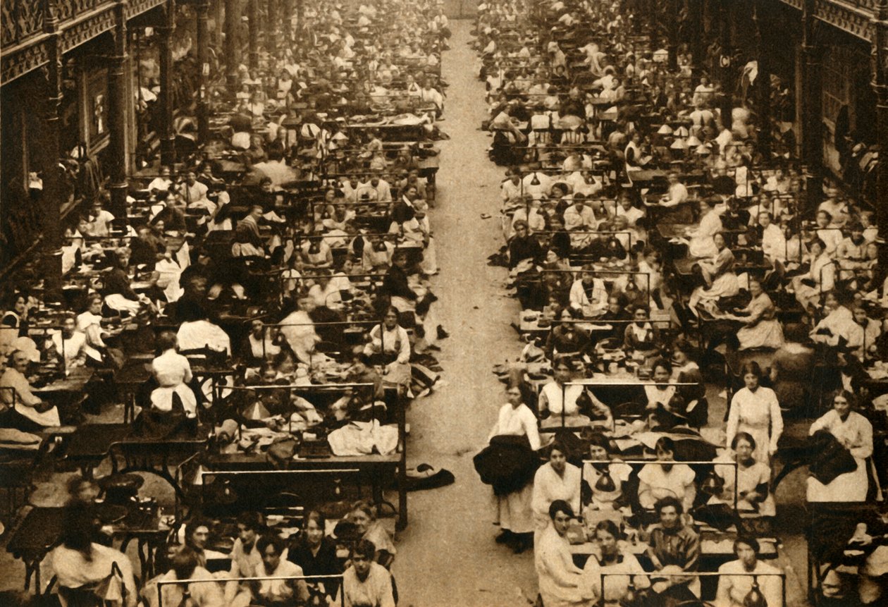 Frauen, die in der königlichen Armeebekleidungsfabrik arbeiten, Erster Weltkrieg, 1914-1918, 1933 von Unbekannt
