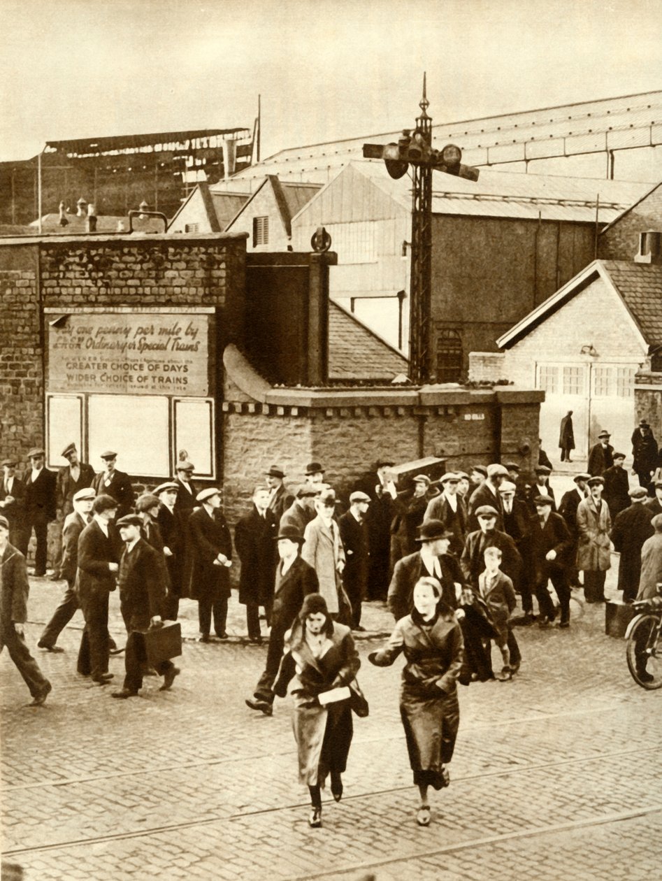 Arbeiter verlassen...nachdem der Bau des Cunarder 534 eingestellt wurde, Dezember 1931, 1935 von Unbekannt
