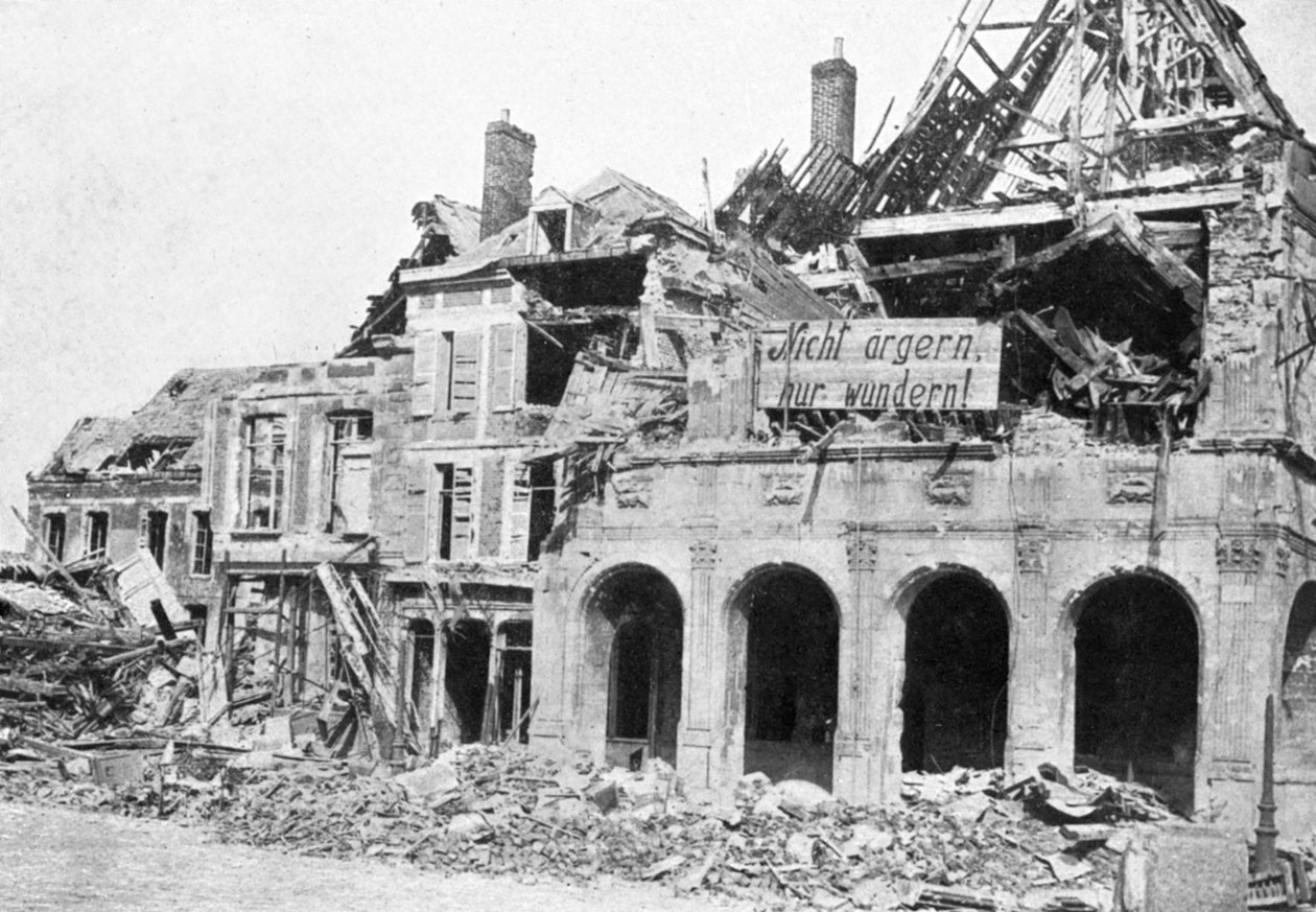 Zerstörtes Gebäude, Grande Place, Peronne, Frankreich, Erster Weltkrieg, 1917, um 1920 von Unbekannt