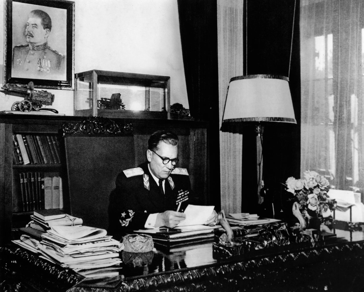 Jugoslawischer Führer Marschall Josip Broz Tito in seinem Büro, Belgrad, Jugoslawien, um 1946-1947 von Unbekannt