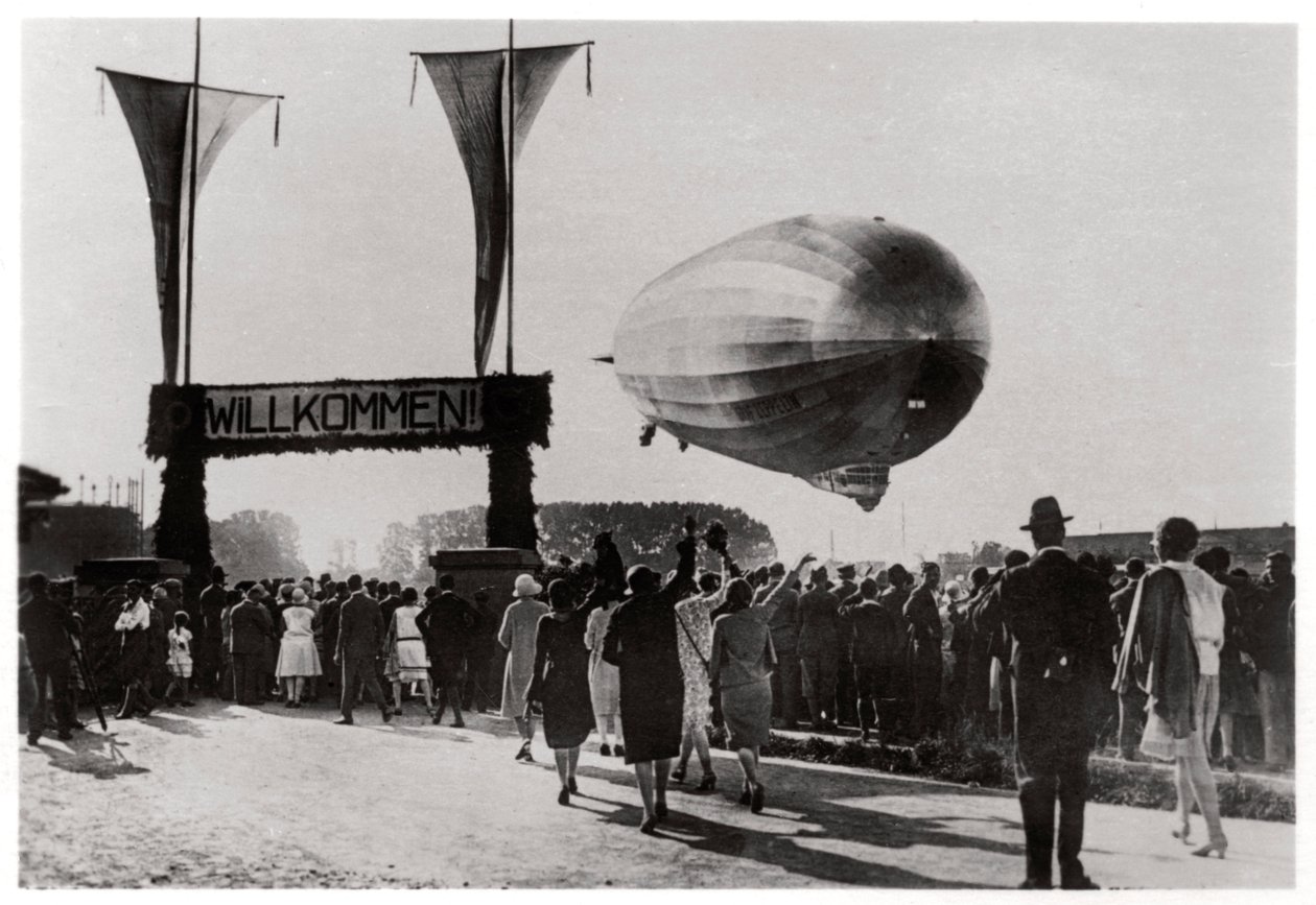 Zeppelin LZ 127 Graf Zeppelin landet in Friedrichshafen, Deutschland, 1933 von Unbekannt