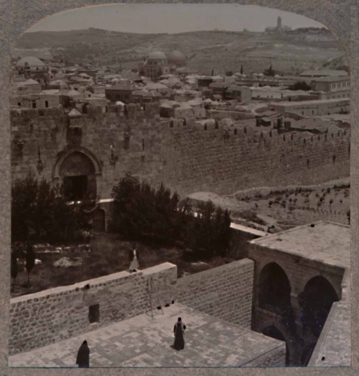 Zionstor. Der Ölberg und der Skopusberg in der Ferne von Unbekannt