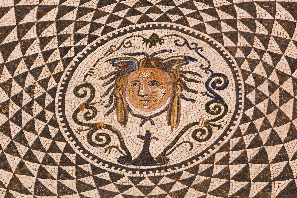 Carmona, Provinz Sevilla, Spanien. Römisches Mosaik der Medusa im Rathaus. von Unbekannt Unbekannt